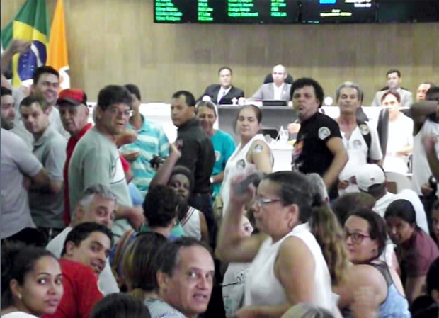Manifestação contra Divinews